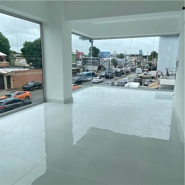 oficinas y locales comerciales - Venta de Local con gran visibilidad en el millon 4