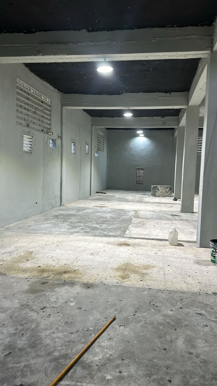 oficinas y locales comerciales - Local 2do piso 227 mts en la Nicolás de Ovando 2
