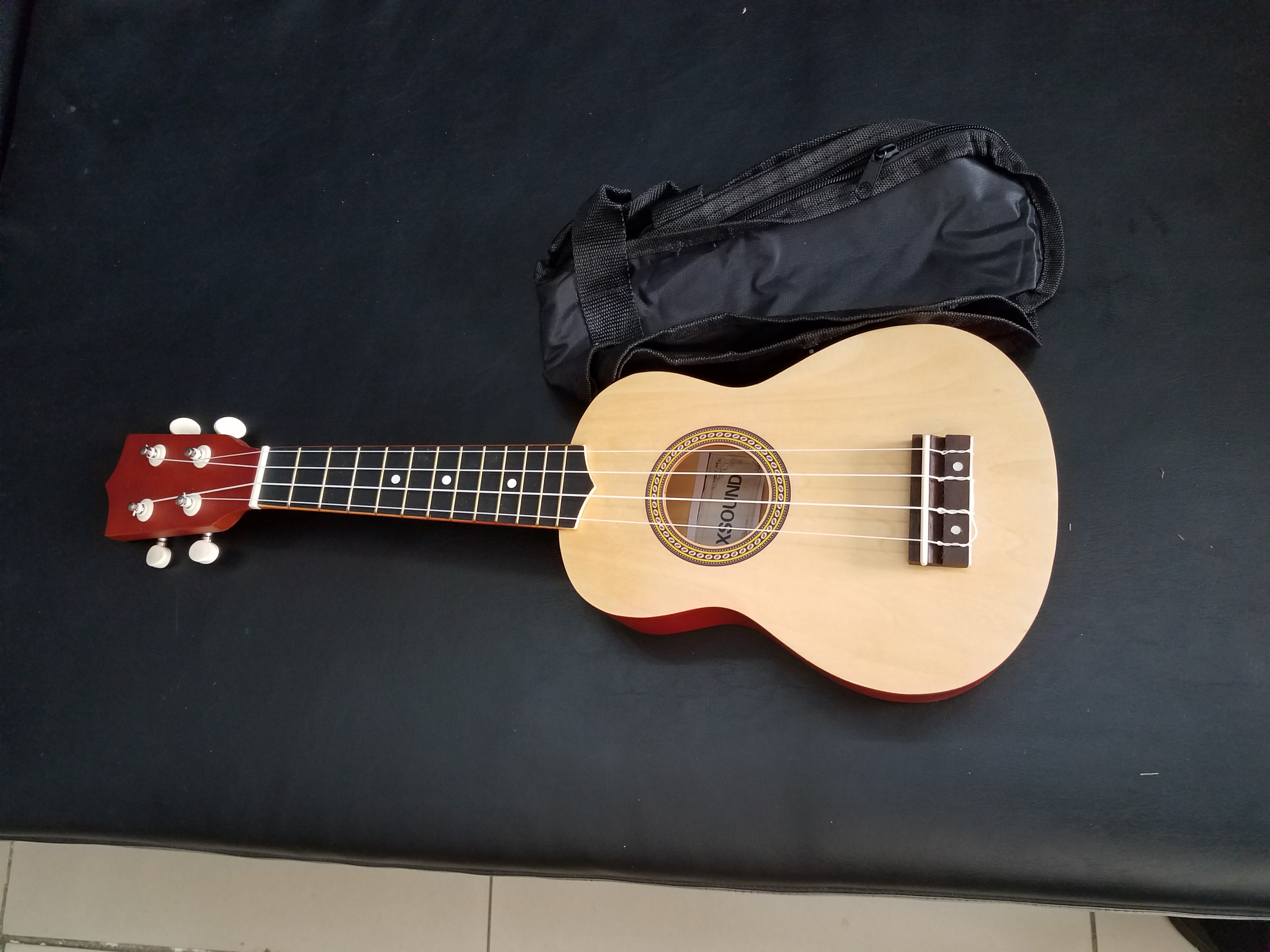 instrumentos musicales - guitarra Ukulele (soprano) marca Xsound, con estuche incluido.