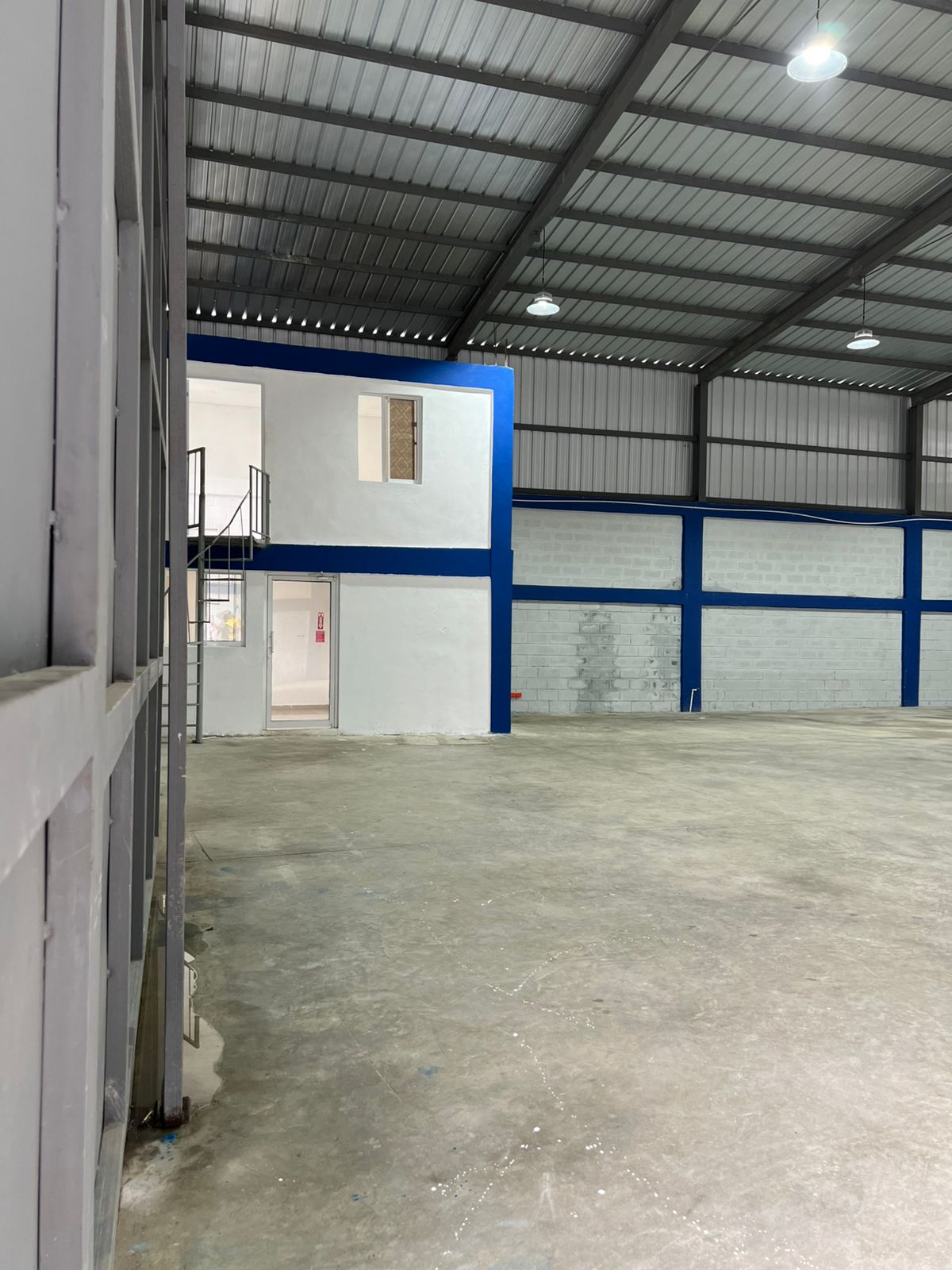 oficinas y locales comerciales - Alquilo Nave 480 metros en Villa Aura 1