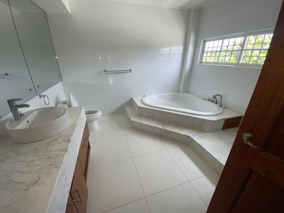 casas - Casa en venta en Colinas del Seminario 

U$S 325,000

4 Dormitorios 
 4
