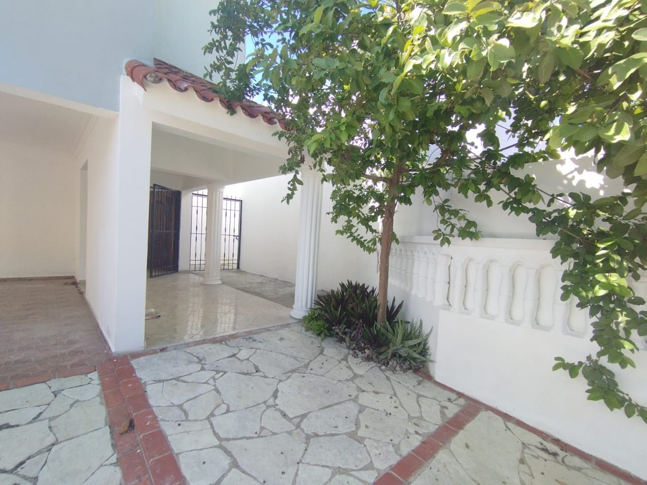 casas - Se Vende Casa en Los Rios Sector Colinas del Seminario.
200mst
RD$15,500.000 7