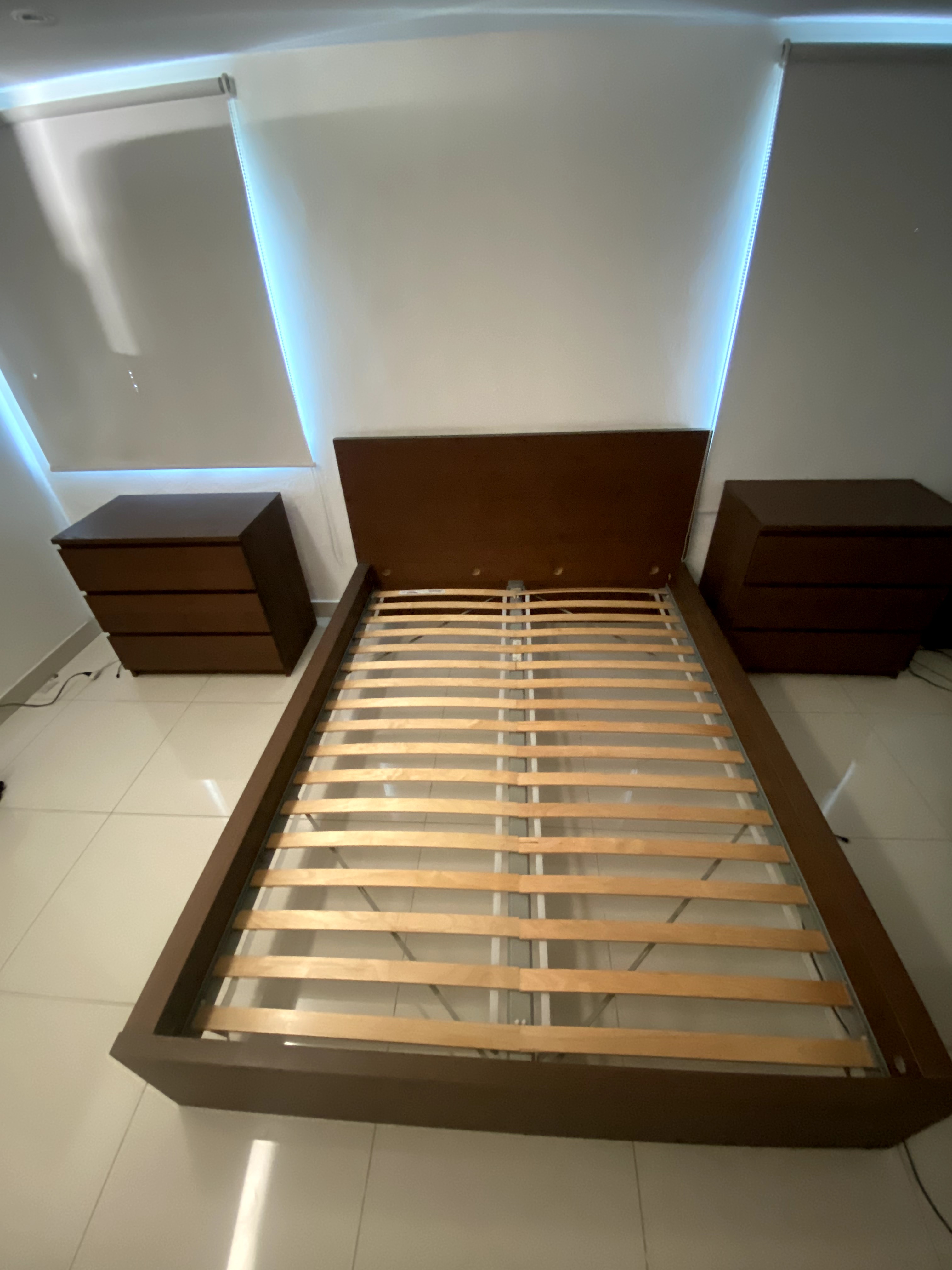 muebles y colchones - Cama IKEA queen MALM y 2 Gaveteros STORKLINTA