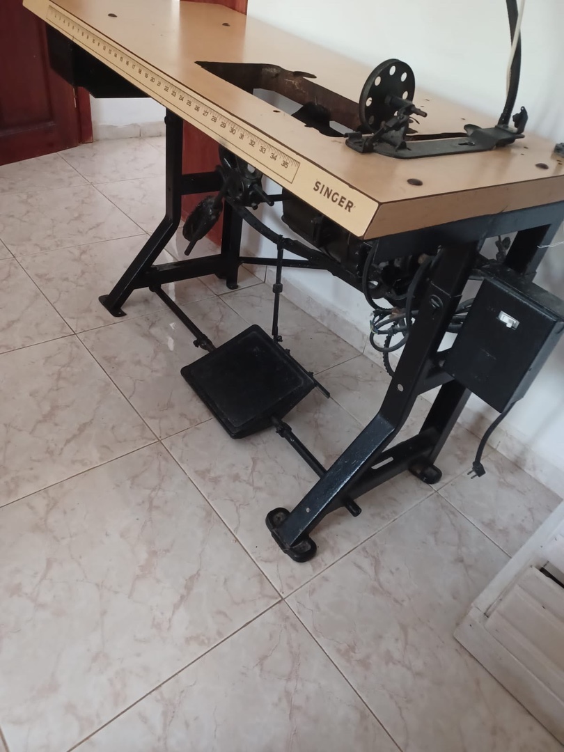 equipos profesionales - Mueble de máquina de coser industrial singer 2
