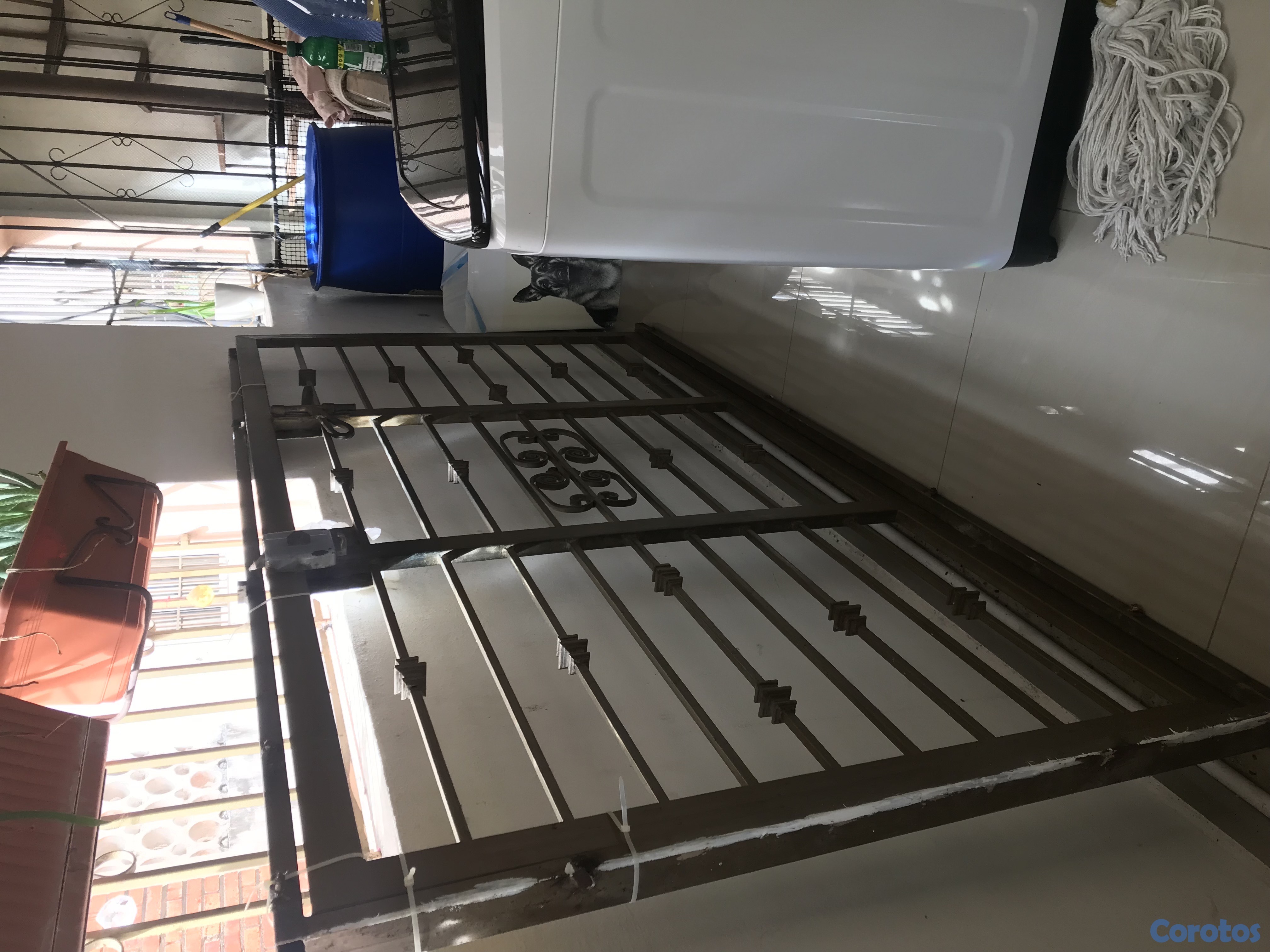 herramientas, jardines y exterior - puerta de hiero con su marco  es grande 1