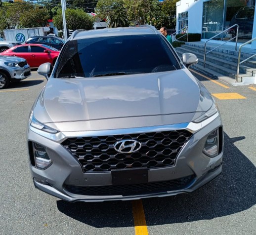 jeepetas y camionetas - Hyundai Santa fe 2019 excelente estado 0