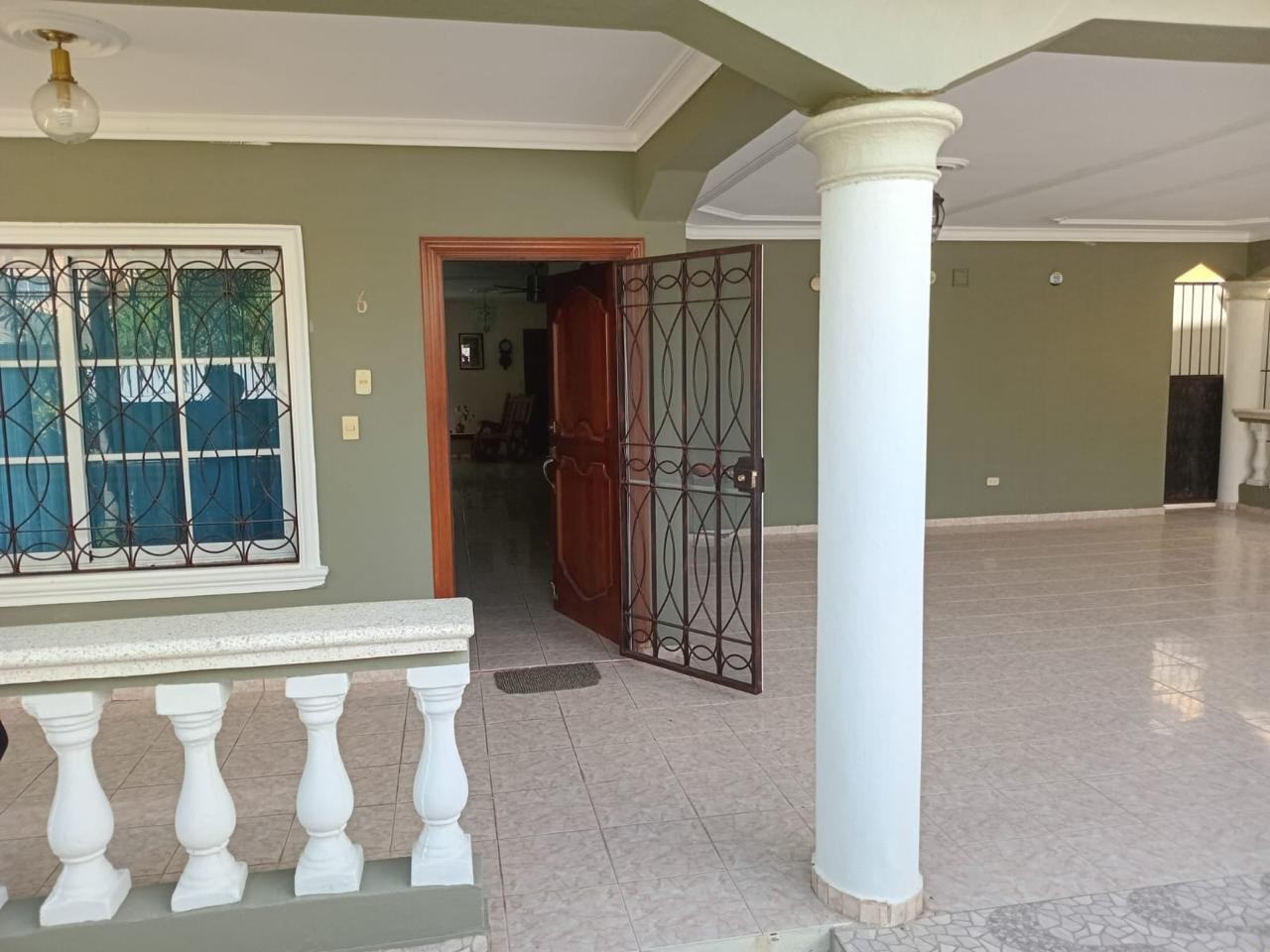 casas - Vendo casa de 2 niveles ubicada en Gurabo

 4