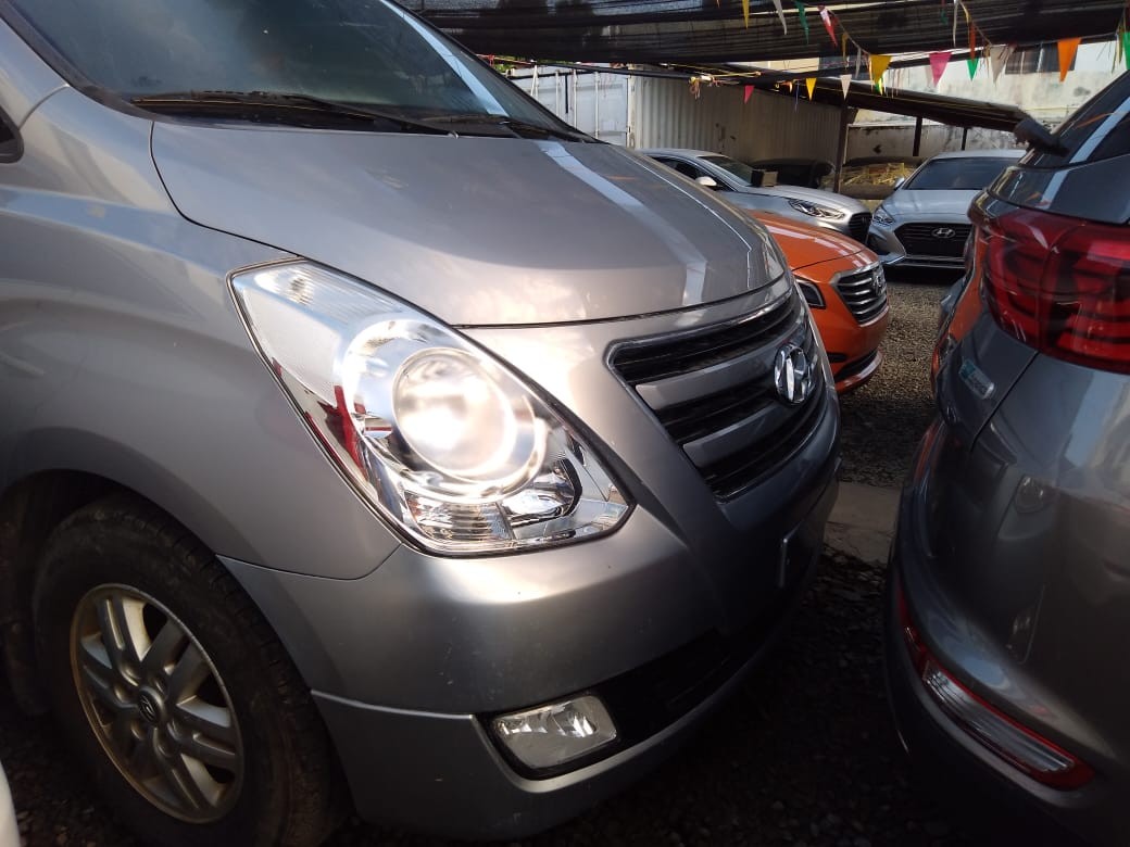 jeepetas y camionetas - HYUNDAI GRAND STAREX 2017 GRISDESDE: RD$1150.100 1