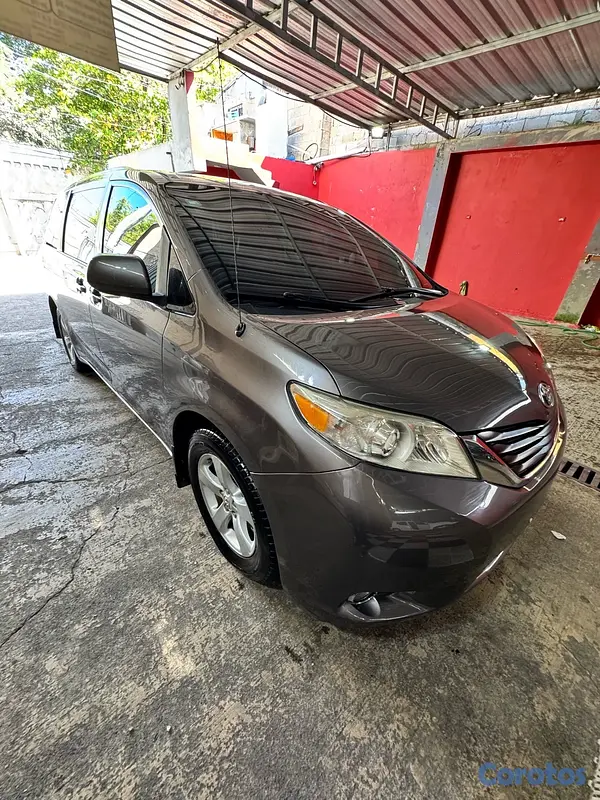 otros vehiculos - Toyota Sienna LE 2011 2