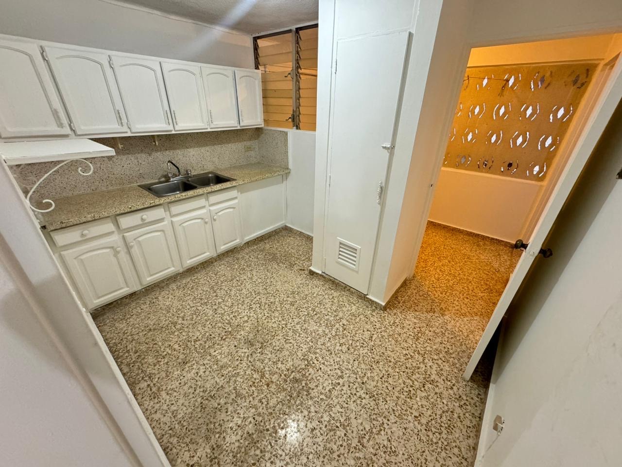 apartamentos - Alquiló piantini segundo nivel dos hab baño parqueo balcón servicio  5