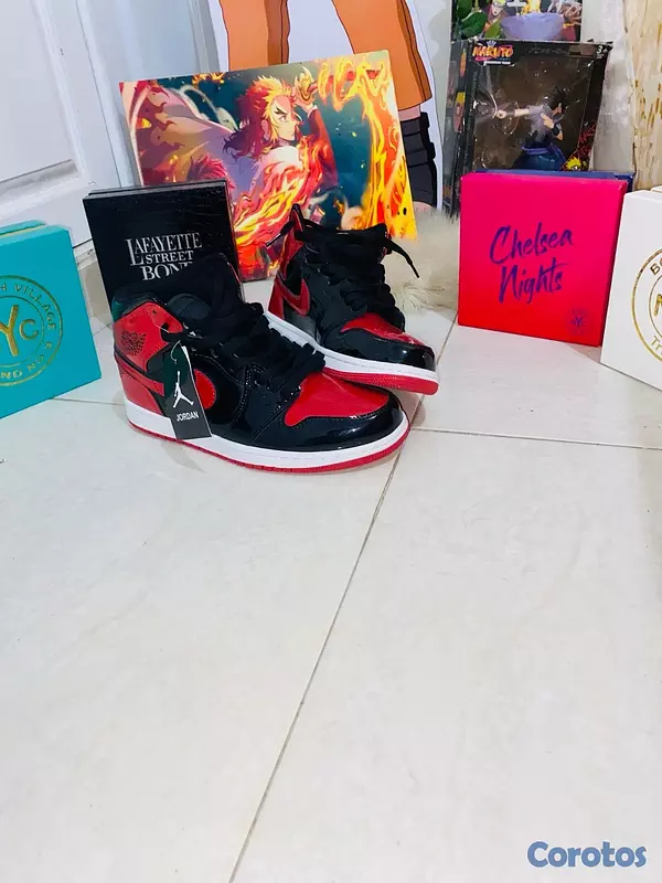 ropa para hombre - Tengo disponible esta grasa: Jordan 1 de charol.
 2