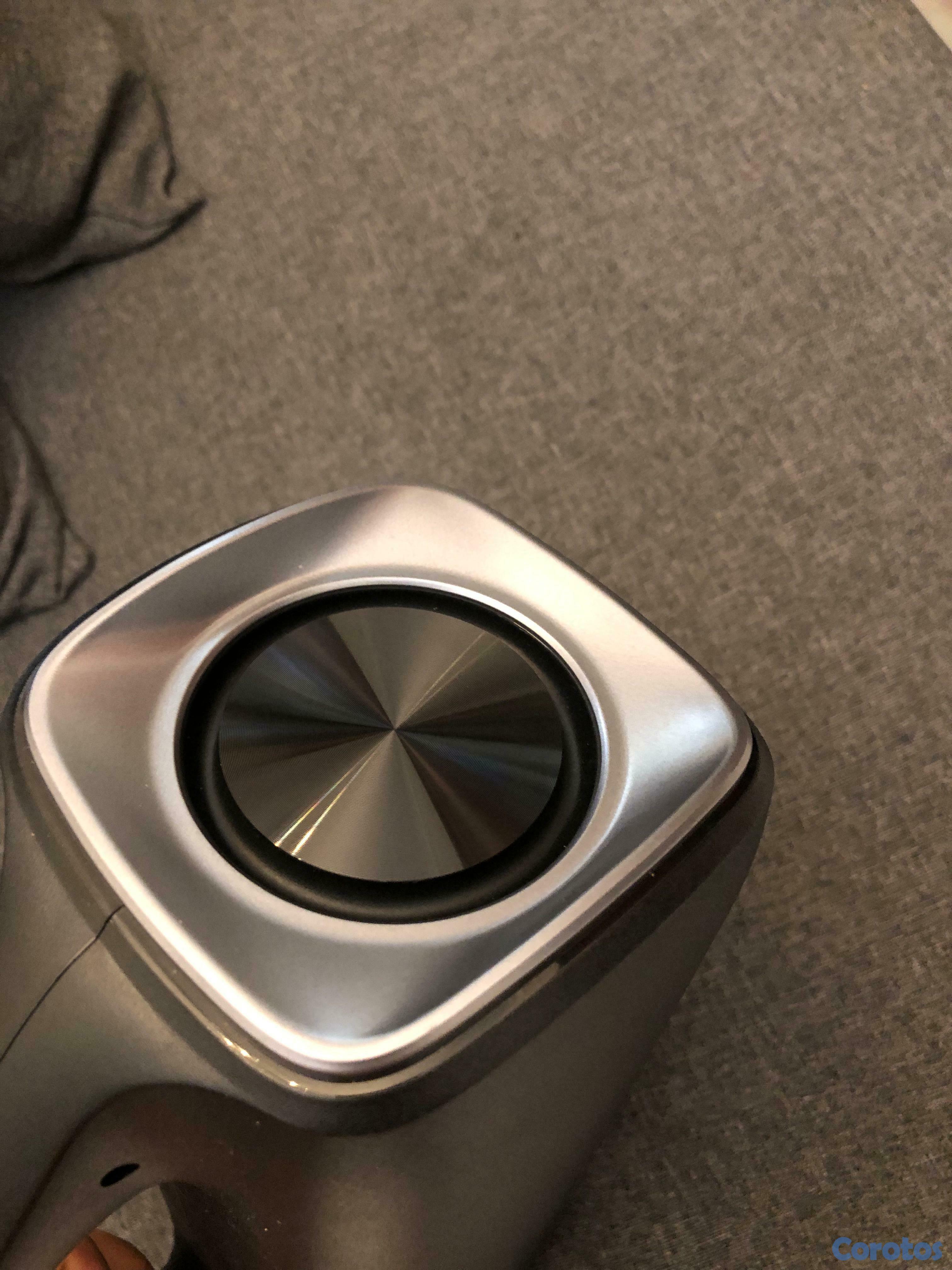 otros electronicos - Bocina recargable con Bluetooth y luces 4