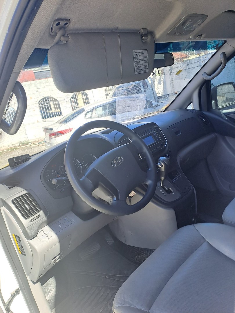 jeepetas y camionetas - HYUNDAI STAREX 2017 BLANCA DESDE: RD$ 1,250.100.00 1