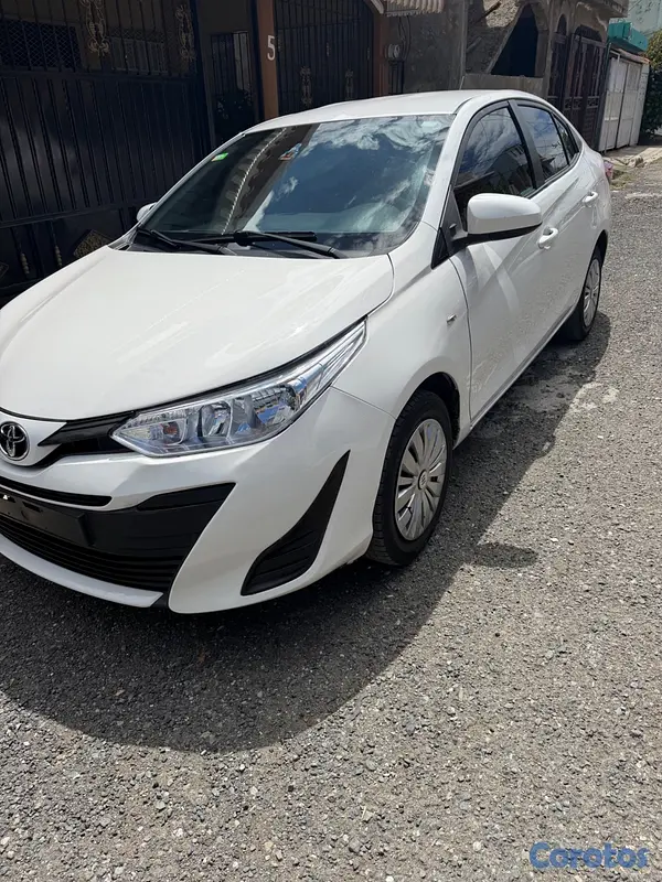 carros - Toyota Yaris año 2018 3