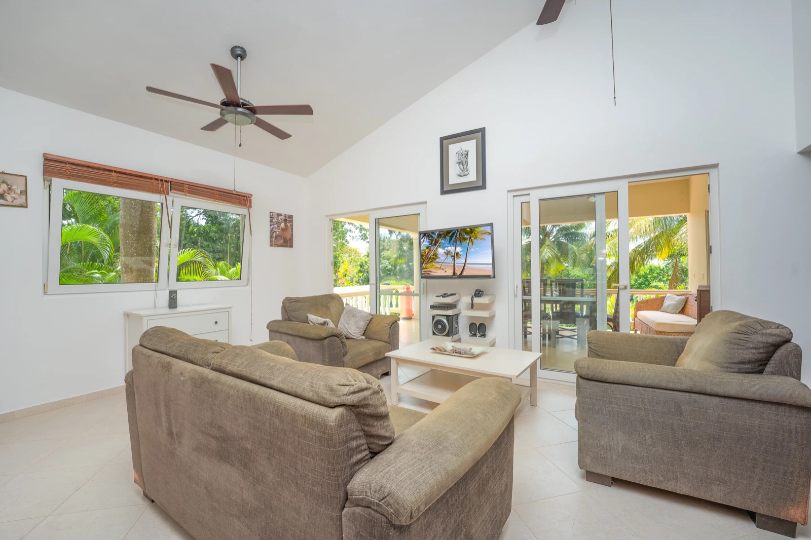casas vacacionales y villas - Villa con Amplio Jardin y Piscina en Sosua  7