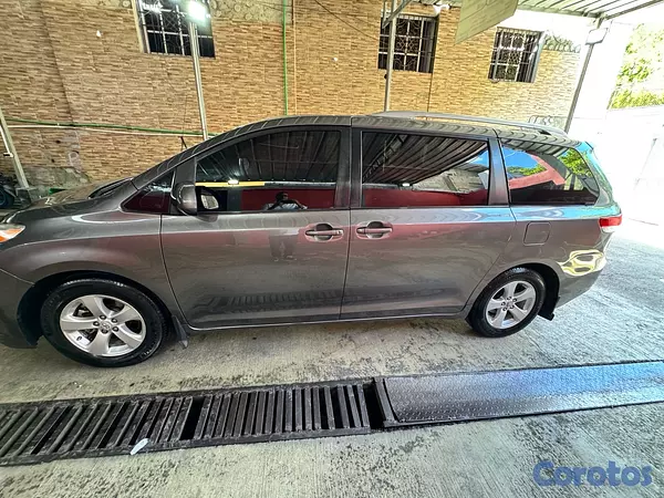 otros vehiculos - Toyota Sienna LE 2011 4
