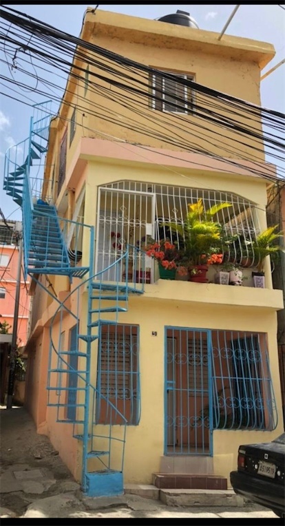 Venta de casa de 3 niveles con cintillo ubicada en el km12 de la Sanchez