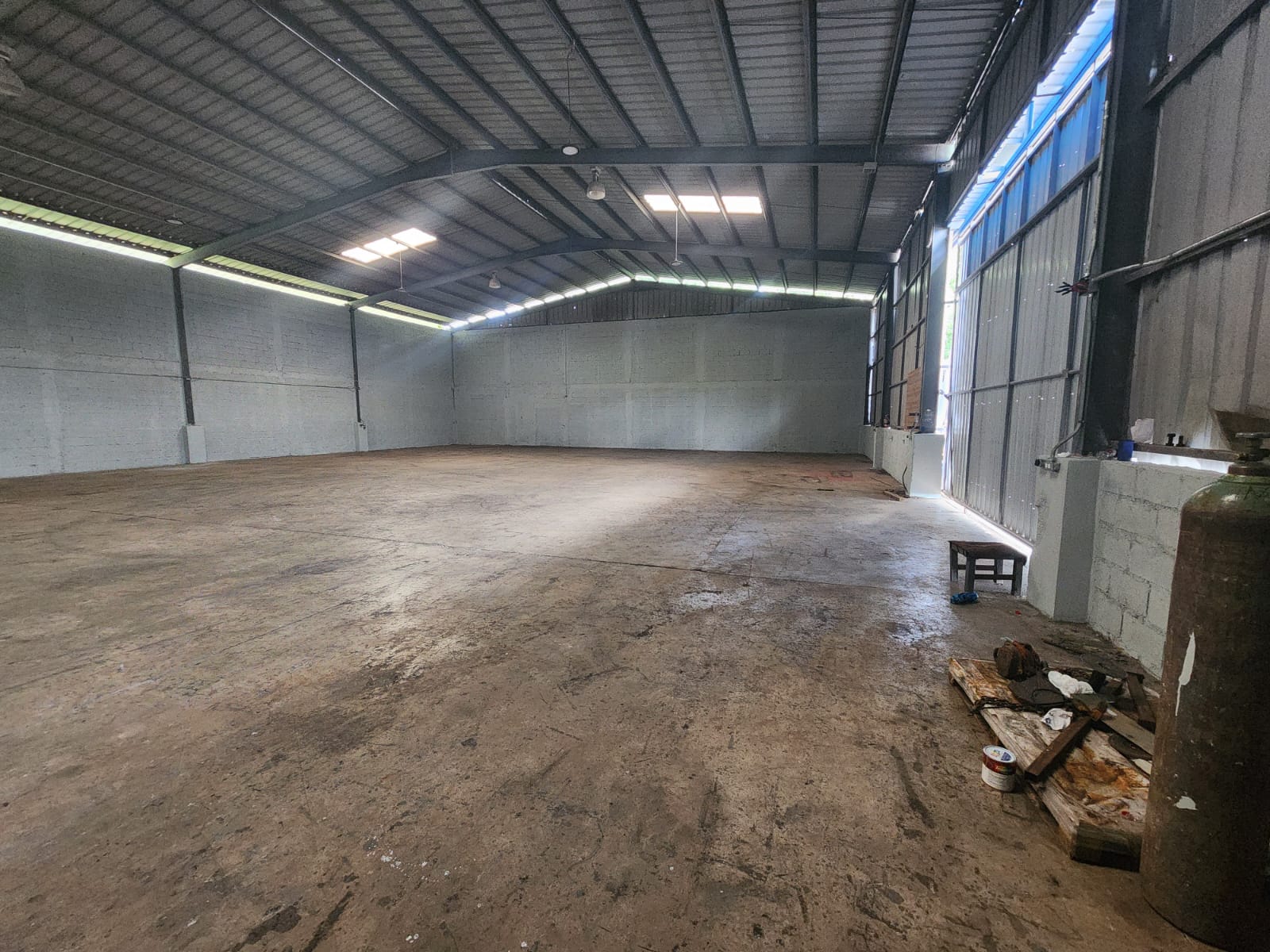 oficinas y locales comerciales - Se Alquila Nave Industrial!  Características:   Ub 6