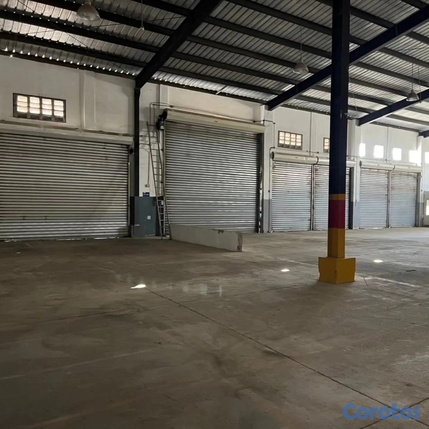 oficinas y locales comerciales - rento nave comercial en la 27 de febrero las colinas santiago  5