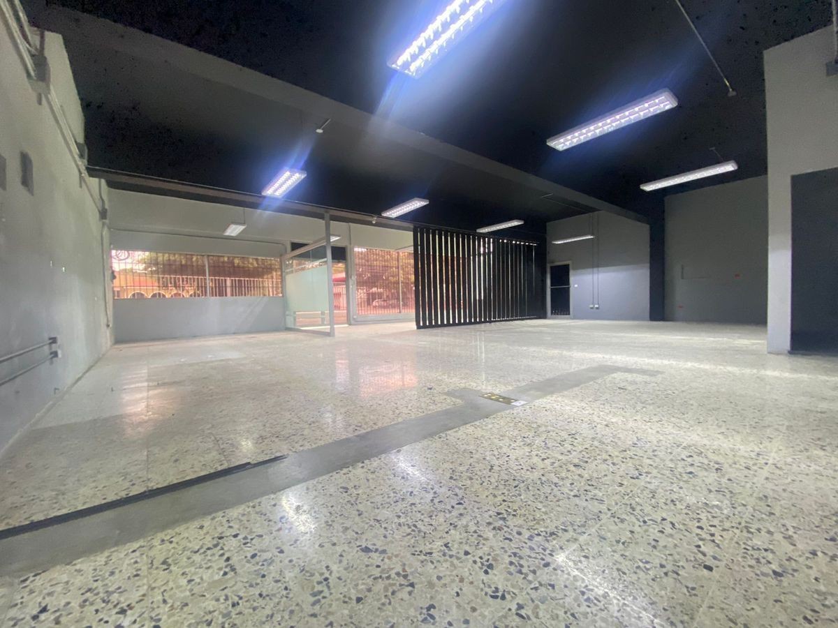 oficinas y locales comerciales - 🔵Alquilo Local 350 mts para oficina 1er piso en gazcue 
