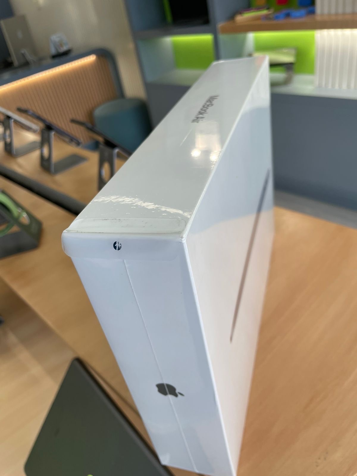 computadoras y laptops - MACBOOK AIR M1 13 PULGADA 8Gb DE RAM 256Gb SSD 2