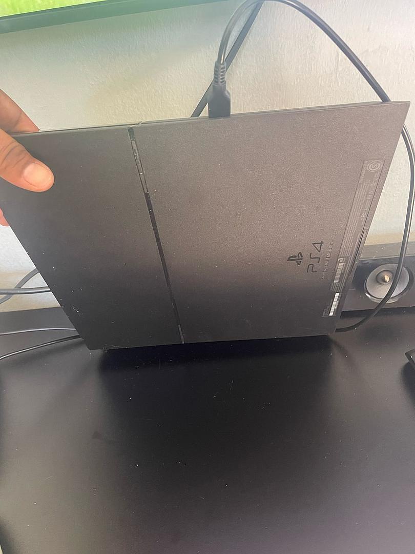 consolas y videojuegos - PlayStation 4 usado con 1 control 4