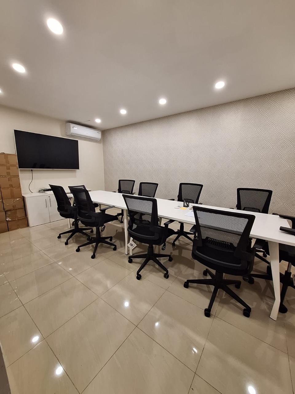 oficinas y locales comerciales - ALQUILO Local Comercial En Piantini de 1,000 MTS  2