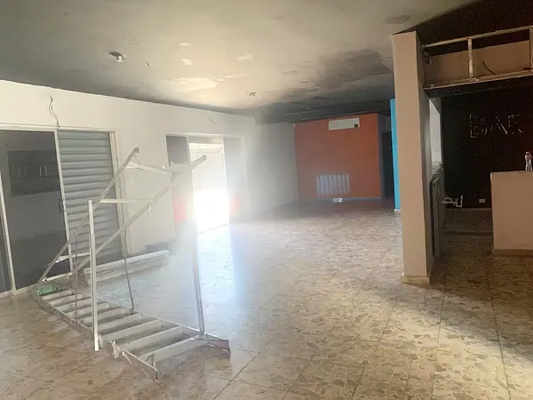 oficinas y locales comerciales - Local céntrico de dos niveles  8