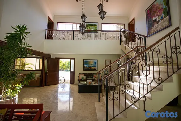casas vacacionales y villas - Espaciosa villa de estilo clásico distribuida en dos niveles. 7