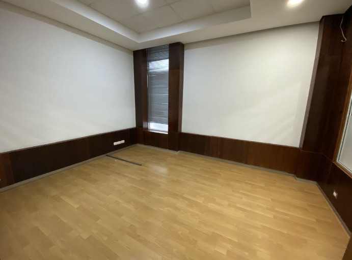 oficinas y locales comerciales - Alquiler de Oficina en Naco 7 parqueos 4