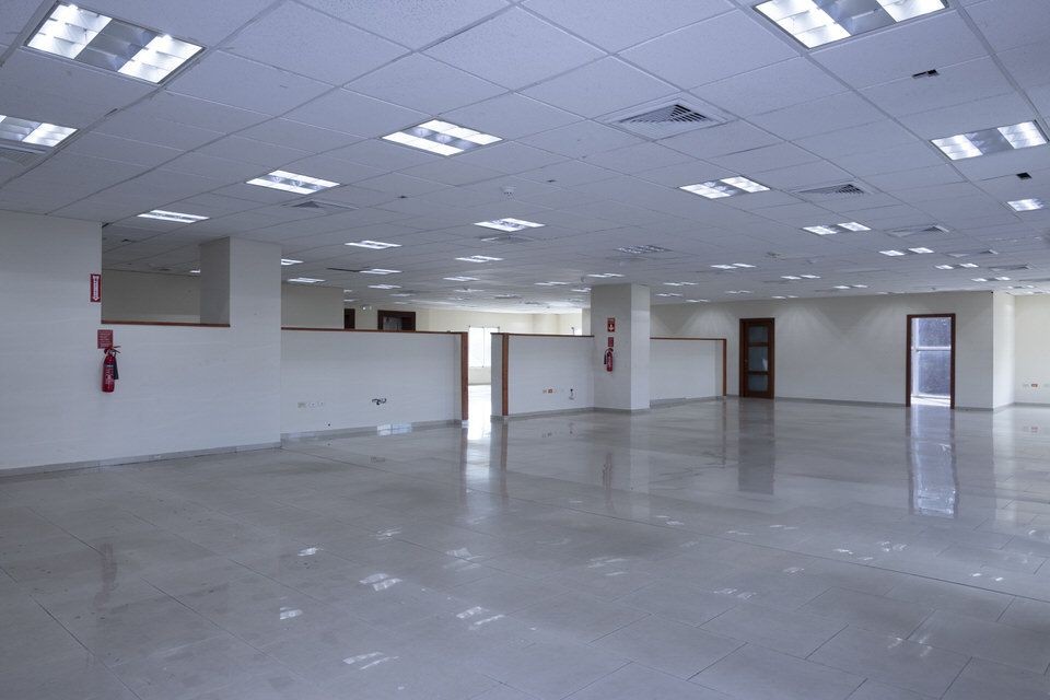 oficinas y locales comerciales - Evaristo Morales oficina de 412m2 12 parqueos  6
