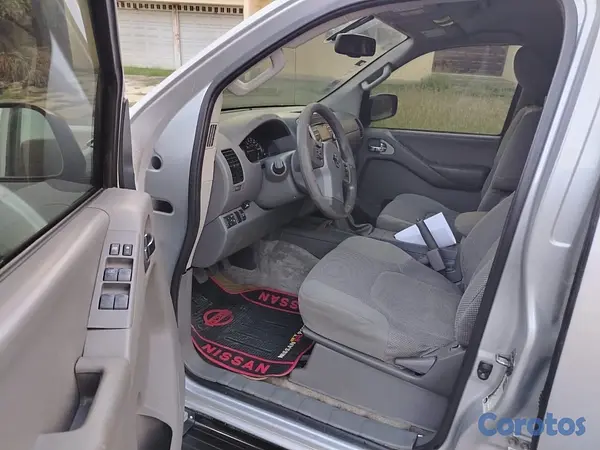 jeepetas y camionetas - Nissan frontier SV 2015 transmisión mecánica  7