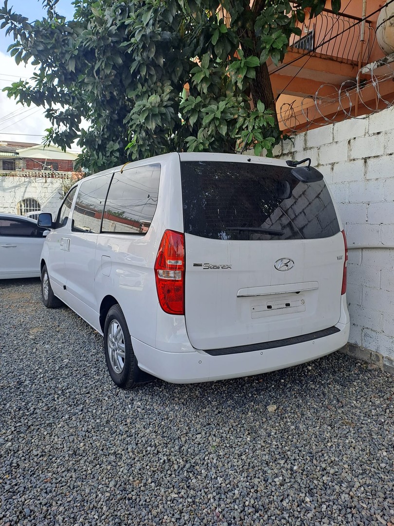 jeepetas y camionetas - HYUNDAI STAREX 2017 BLANCA DESDE: RD$ 1,250.100.00 7