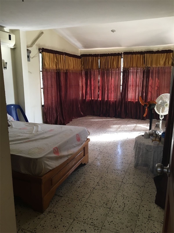 casas - Casa de dos niveles en venta charles de goullet 4