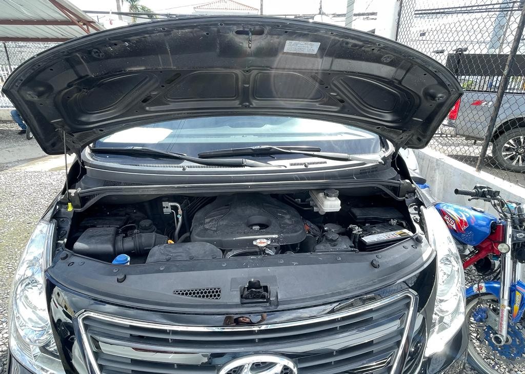 jeepetas y camionetas - HYUNDAI GRAND STAREX 2017 NEGRA 7