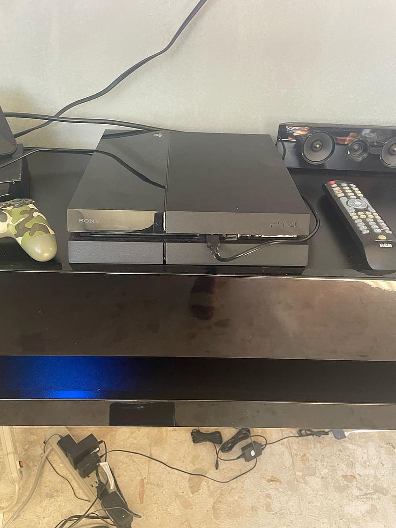 consolas y videojuegos - PlayStation 4 usado con 1 control 5