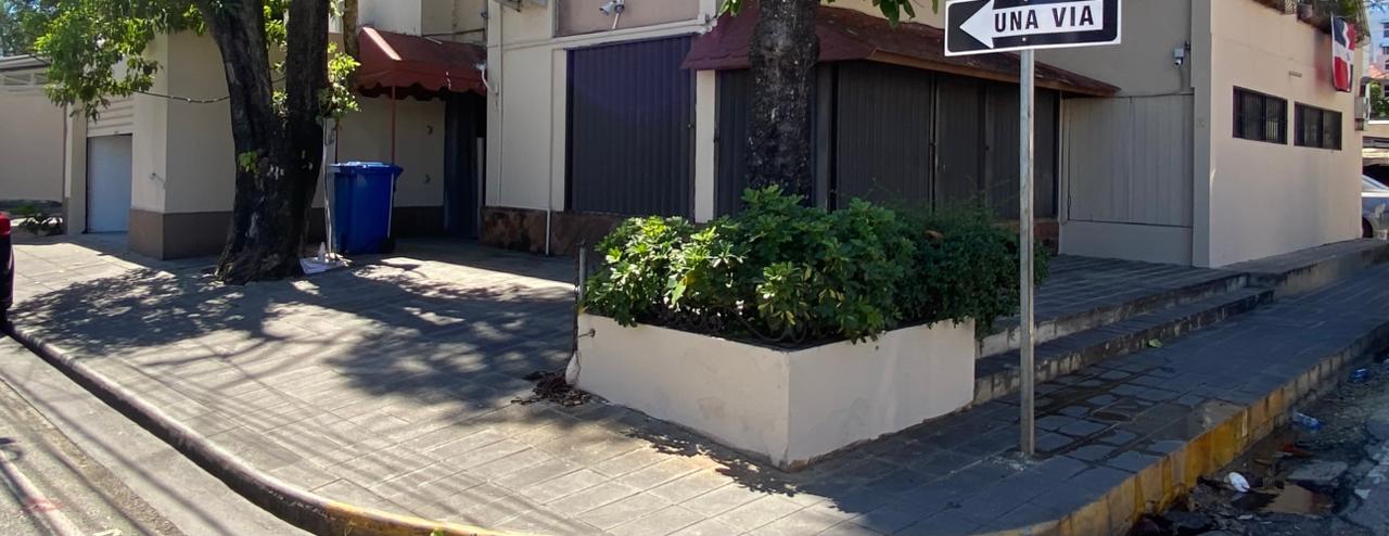 oficinas y locales comerciales - Local de 200m2 ensanche Julieta primer piso 4