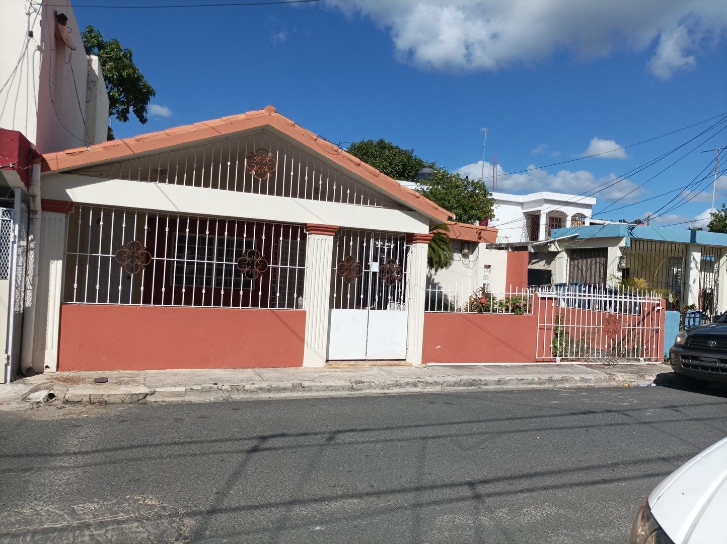 casas - Vendo casa en Quisqueya uno de los mejores barrios de La Romana para vivir. 