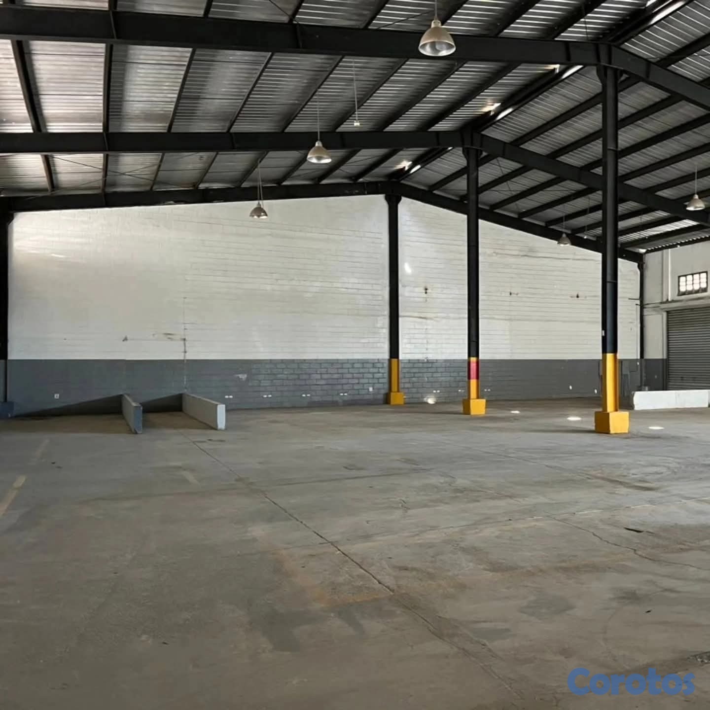 oficinas y locales comerciales - rento nave comercial en la 27 de febrero las colinas santiago  6
