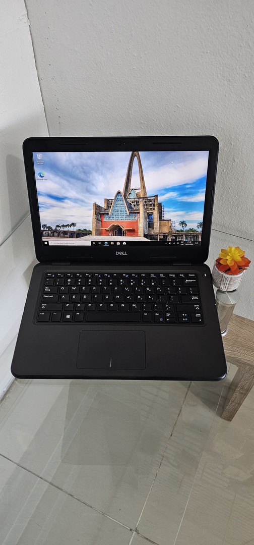 computadoras y laptops - Laptop Dell Latitude 3300 - Intel Core i3 7ma GENERACION 1