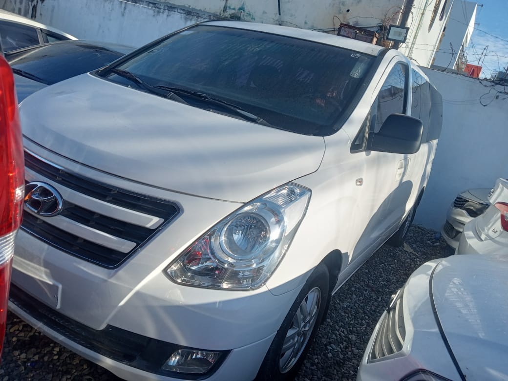 jeepetas y camionetas - HYUNDAI GRAND STAREX 2017 BLANCADESDE: RD$1,150.100