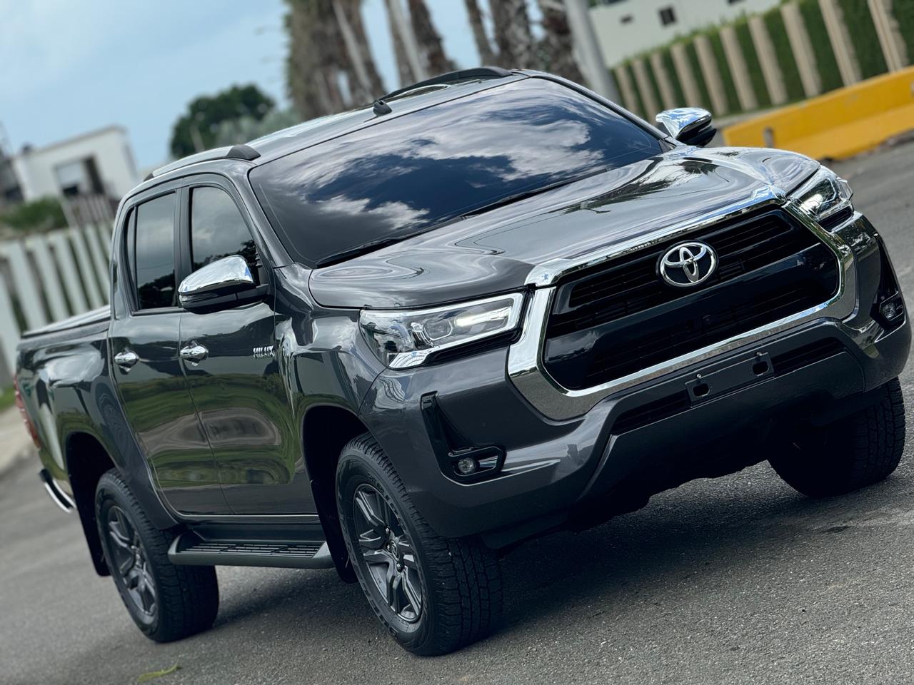 jeepetas y camionetas - Toyota hilux 2023 srv 1