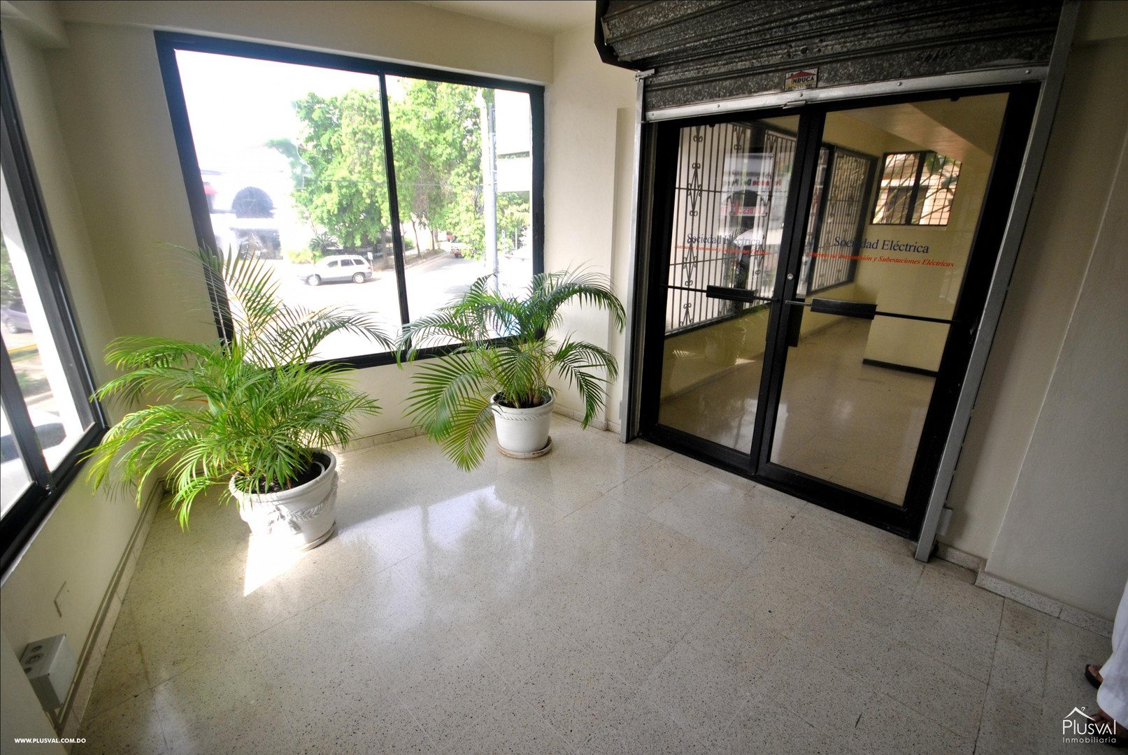 oficinas y locales comerciales - Las Praderas edificio de 4 niveles 18 parqueos  1