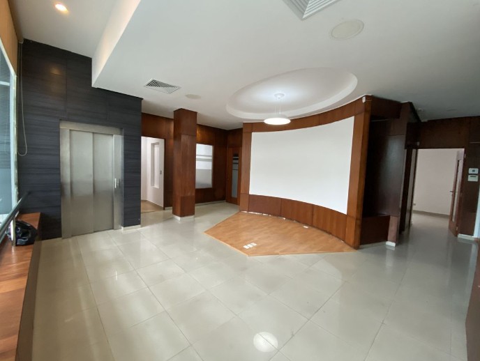 oficinas y locales comerciales - Alquiler de Oficina en Naco 7 parqueos 6