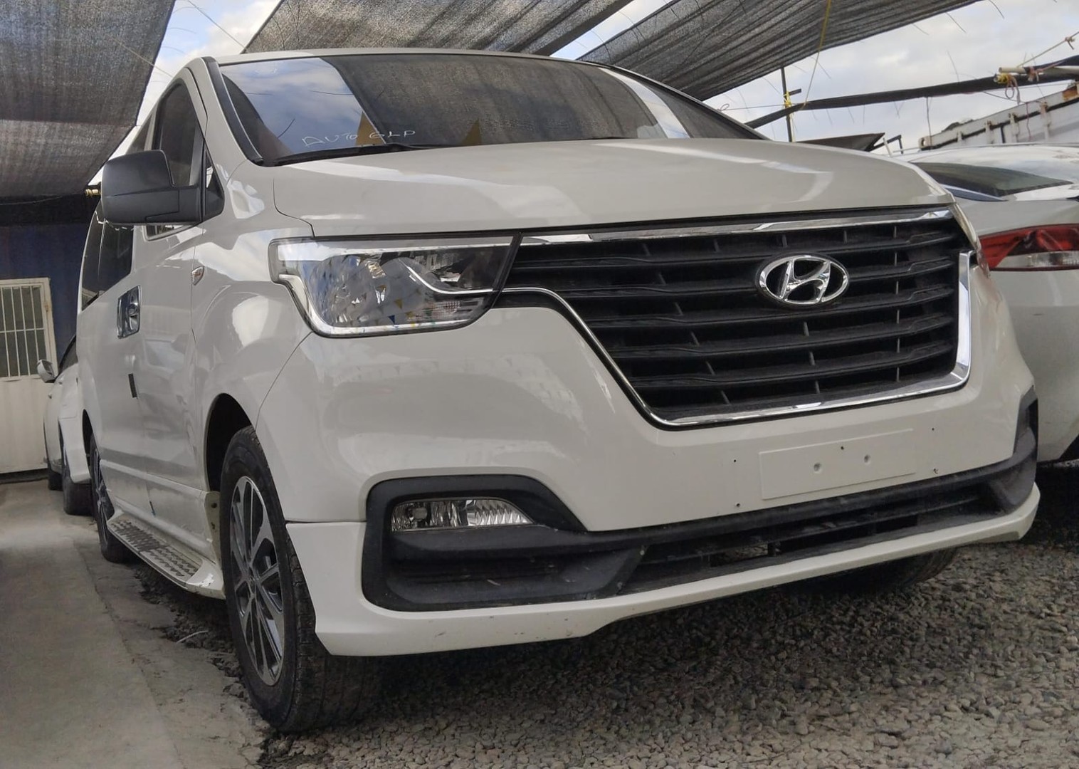 jeepetas y camionetas - HYUNDAI GRAND STAREX 2020 BLANCA