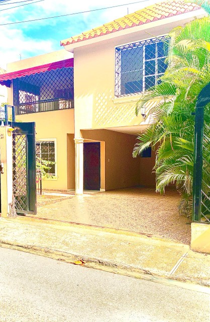 casas - Vendo casa en avenida República de Colombia Próximo embajada americana 