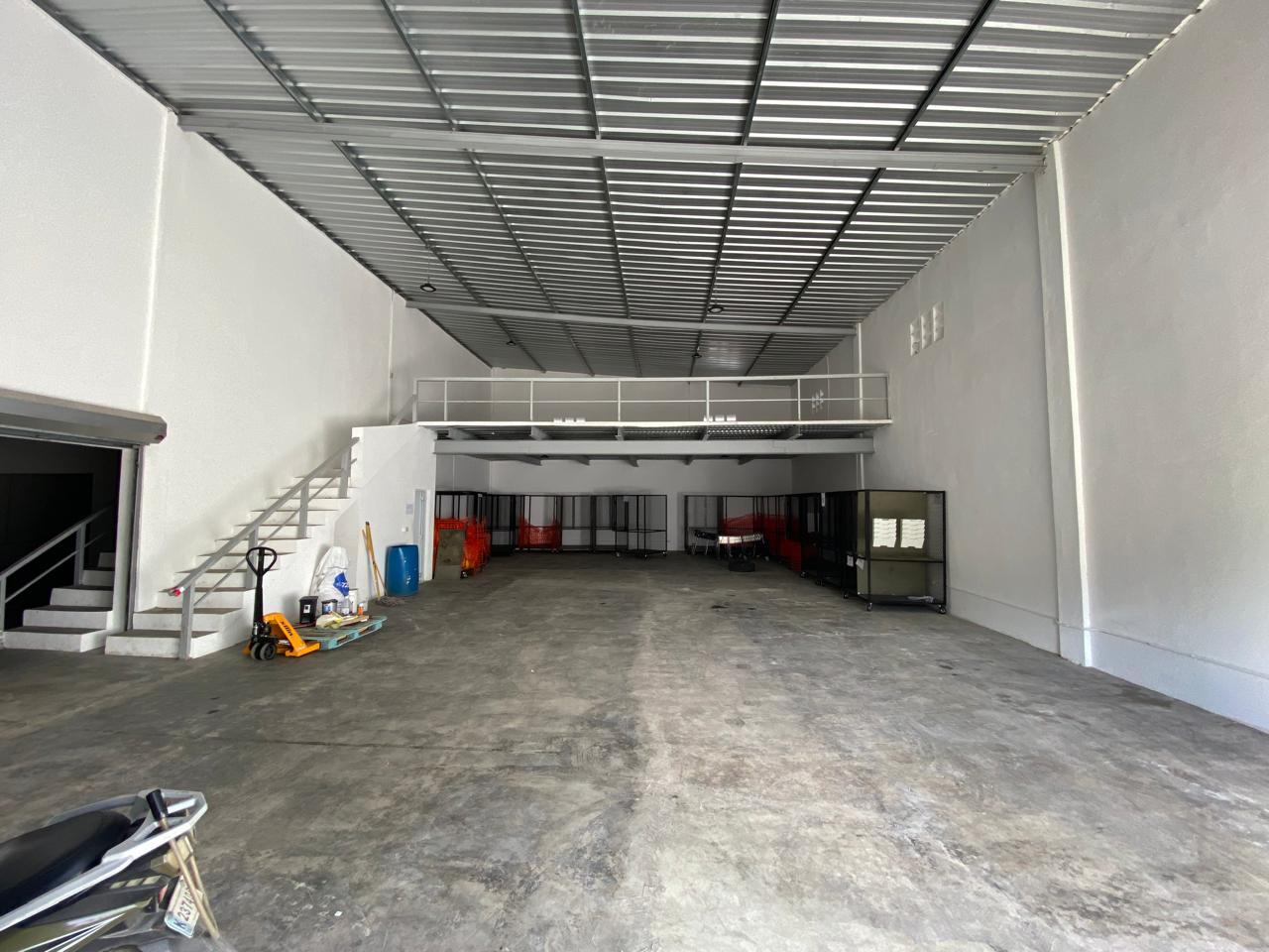oficinas y locales comerciales - Nave Comercial en el Distrito Nacional 1