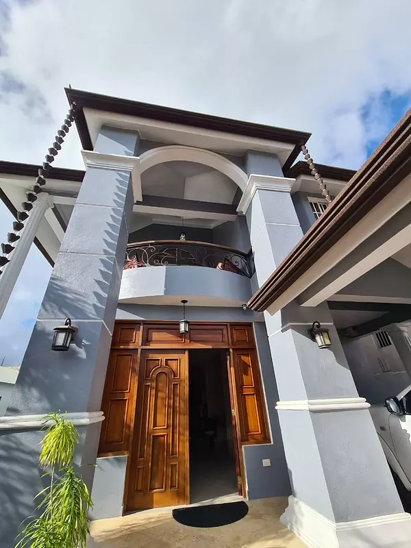 casas - Impresionante Casa en Urb. Cerrada con Cascada