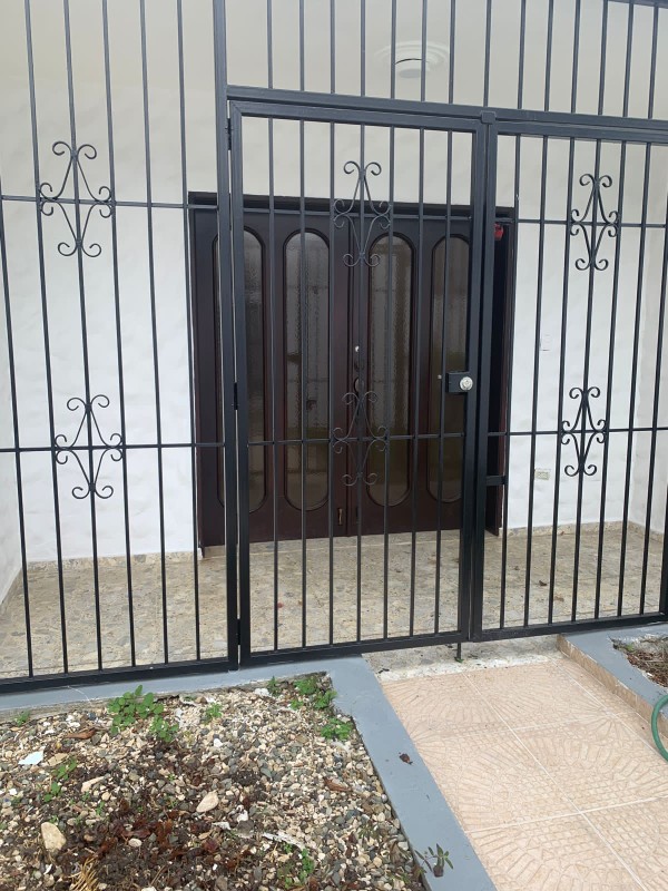 casas - Casa con patio grande cerca de todo muy bien ubicada  0