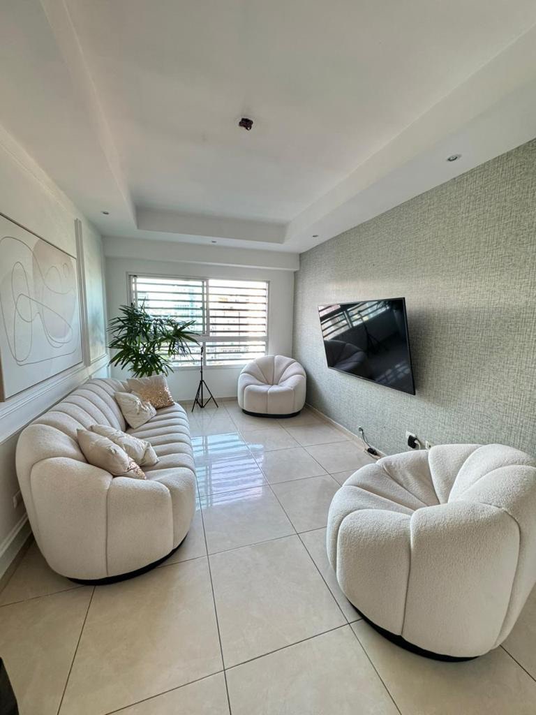 apartamentos - Vende centrico apartamento con 180 mt2 y con 3 habitaciones y 2 parqueos, en pis 2